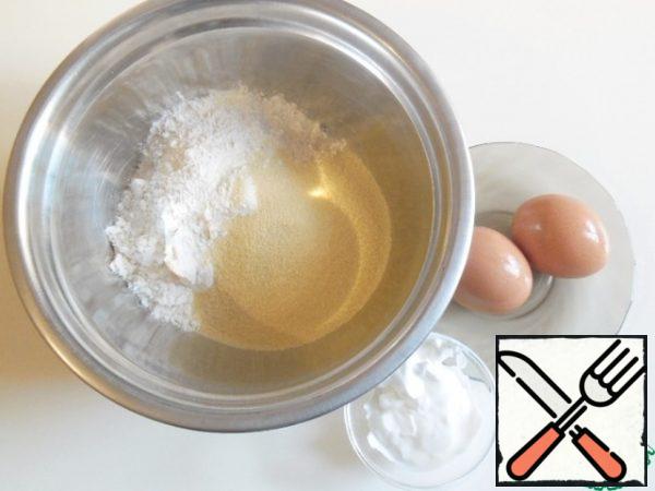 Combine the flour and semolina + salt in a bowl.
Then make a funnel in the center of the slide,
