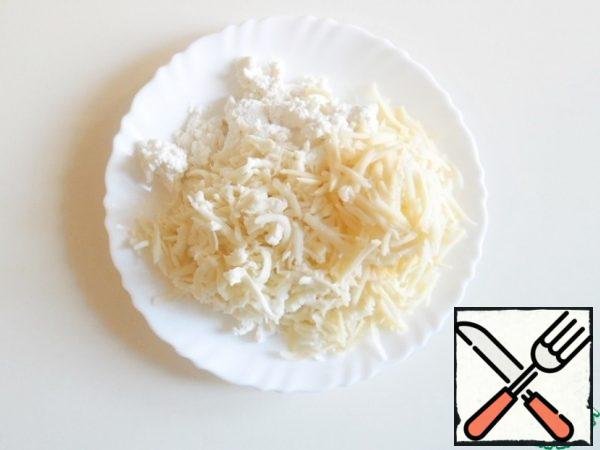 Add the ricotta, mashed with a fork.
Cheese and hard cheese, grated on a coarse grater.