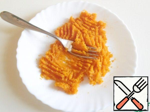Add the pumpkin to the same place.
I cut it into pieces, boiled it until soft in the microwave, then mashed it with a fork.
