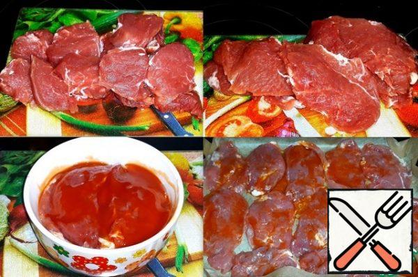 Pork cut into steaks and through cellophane
package slightly repulsed. She put the meat in a bowl.
Each piece smeared with sauce and poured on top
oil. Left the meat for 30 minutes to soak
sauce. The form for baking cakes spread
parchment and paper laid out the meat.