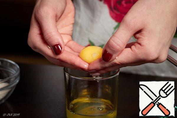 Separate the yolks from the whites. It is best to do this with cold eggs. Put the proteins separately in a jar with an airtight lid and put them in the refrigerator or freezer (if you do not plan to use them for three days).
