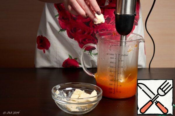 Mix mashed potatoes, egg yolks, sugar, juice of half a lemon and salt in a ladle with a thick bottom. Stir until smooth. Heat over medium heat with constant stirring until boiling. The mass will begin to thicken. The first big burst bubble is a sign that it's time to take it off the fire. It won't get any thicker, but it can easily get burned. We got custard, or cottage cheese, as it is called in England. Put the warm custard base in a glass. Gradually adding small pieces of butter, whisk with a blender until smooth. The longer you punch, the tastier - the emulsification process takes place, as in the preparation of homemade mayonnaise. If the cooled cream has a strong oily taste, it simply means that it is poorly mixed. Cover the cream with cling film and refrigerate for 30 minutes.

