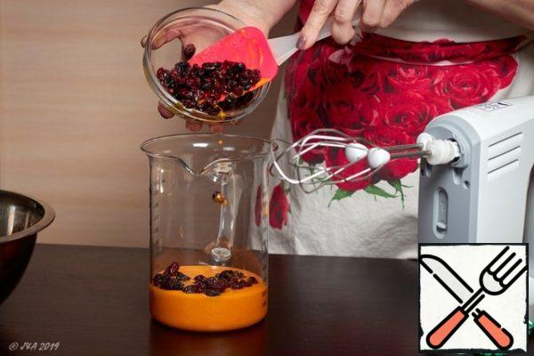 Put raisins soaked in alcohol into the cooled, noticeably thickened kurd. Mix it.
