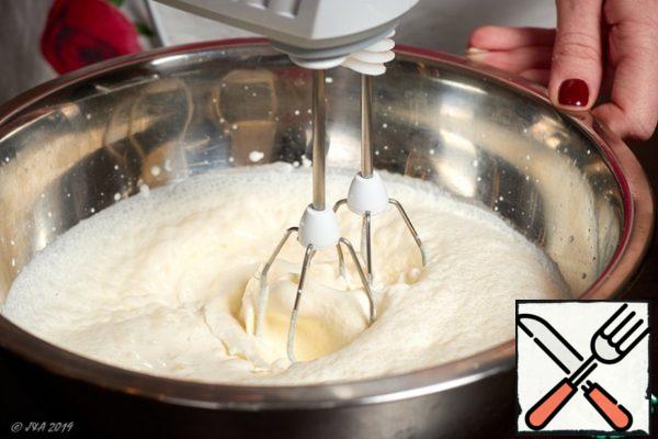Before cooking cream 33%, bowl and whisk put in the freezer.
Shake the frozen cream vigorously, pour into a frozen bowl and beat until firm peaks.