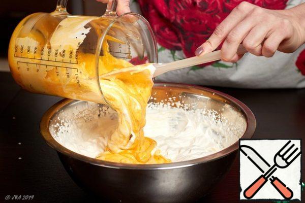 Mix part of the whipped cream with the custard base. This will help us to easily combine the two masses - the more thoroughly we mix cream with cottage cheese - the more tender the ice cream will turn out.
