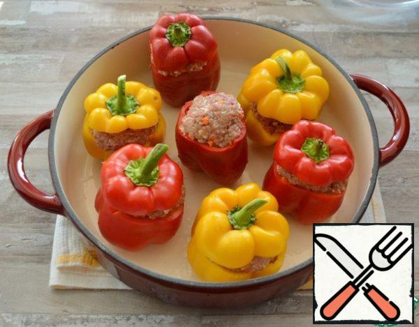 Cut off the "shell" of the sweet pepper, remove the seeds and partitions, fill with minced meat and cover with the cut "shells".
The amount of pepper is approximate, since it is of different sizes, it may need from 7 to 10 pieces

