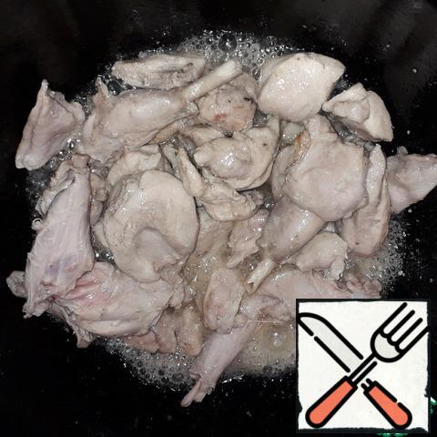 In advance, for example in the evening, marinate the rabbit meat, but if there is not much time, you can do it at the beginning of cooking, and for the time until You clean and cut the other ingredients, it will have time to marinate. Fry the meat in preheated vegetable oil until a pleasant color (marinade when laying meat is desirable to "squeeze", so that the meat does not immediately start to stew).