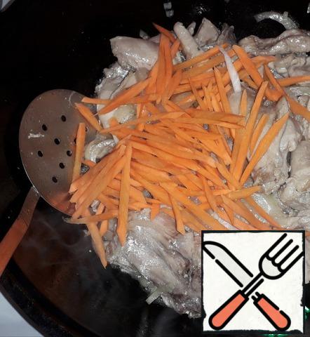 Enter the onions and carrots, fry with meat for 2-3 minutes.