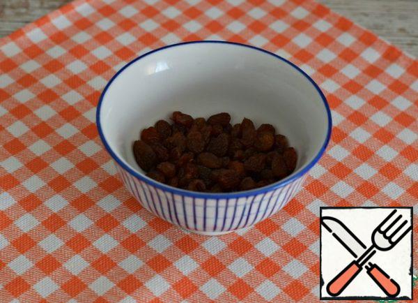 Wash the raisins, dry them, pour brandy (rum, liqueur). Leave it on for a couple of hours (overnight). Instead of alcohol, you can use strongly brewed tea.
