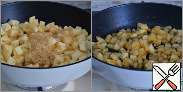 Apples to clear, cut into small cubes. The weight of already peeled fruit is given.
In a frying pan melt the butter. Put the apples in it, cover with sugar (you can use white sugar, but with brown sugar the taste of the filling is much richer!), stir and simmer the apples, stirring constantly until the liquid has evaporated. (usually 4 minutes is enough, but it all depends on juiciness of fruit) Fire active.
Remove the pan from the heat, cool the apples.