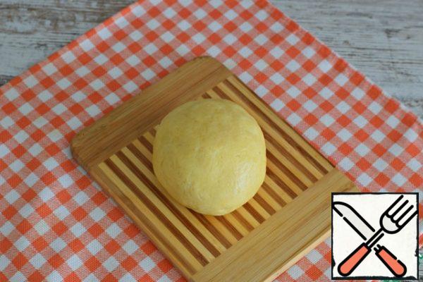 It is very simple to prepare the dough by hand: put the butter, cheese and flour in a bowl, quickly grind with your hands into crumbs. Beat in an egg. Mix the mass first with a spatula, and then knead (a minute will be enough) the dough until smooth with your hands.