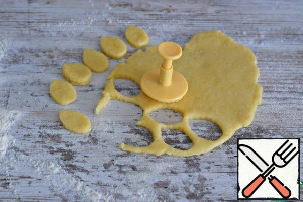 Work surface sprinkle lightly with flour, roll out the second, smaller part of the dough into the formation. (2-3 mm thick) using cookie cutters, notches for mastic or an ordinary glass cut decorations for the pie. I decorated the cake with leaves. Autumn...
