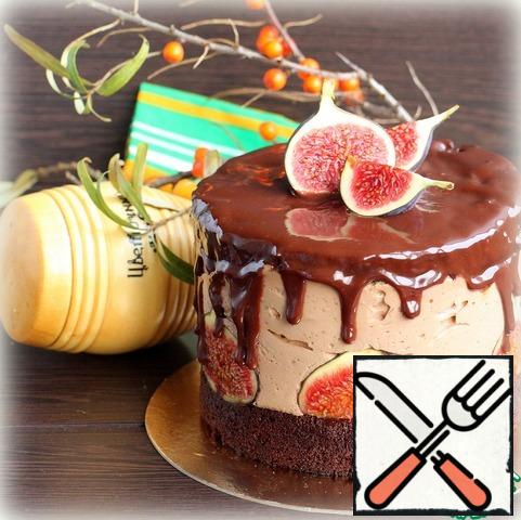 Decorate the top of the cake with Fig slices and serve. The cake is not cloying, the main sweetness and aroma of it in ganache, very gentle and warming cake in autumn evenings.