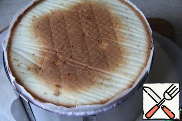 On the top of the cake, leave the "bottom", which is more even than the "tops". Put the pie in the refrigerator for four hours.
