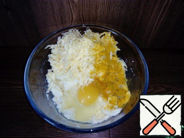 Boil the potatoes and grind them into a puree. Add grated cheese, egg, salt, pepper, turmeric mix.
