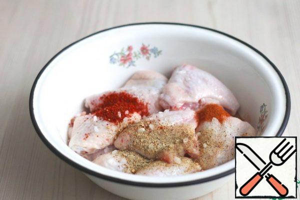 Remove the upper part from the chicken wings, this part of the wings is useful for cooking soups.
Put the wings in a bowl, then add garlic powder (1 teaspoon), sweet paprika (1 teaspoon), hot red pepper and salt to taste, add ground white pepper (1 teaspoon), vegetable oil (5 tablespoons). spoons). Massage the wings, distributing the spicy mixture. Leave for 10-15 minutes to marinate.
