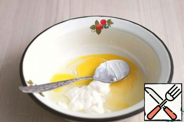 In a separate bowl, whisk 2 tablespoons of sour cream, add 1 egg.
