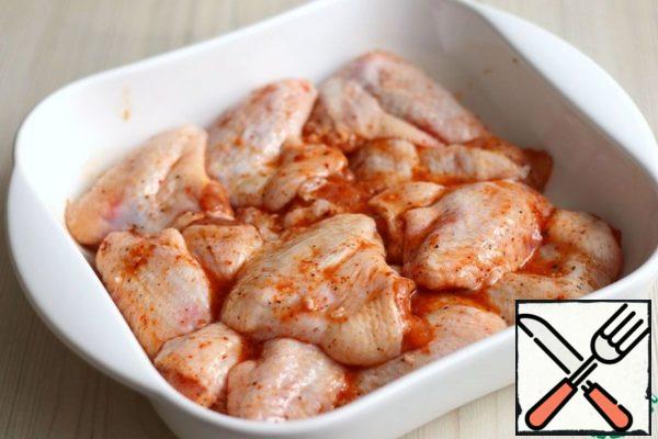 On the bottom of the form lay on the prepared baking chicken wings in the marinade.