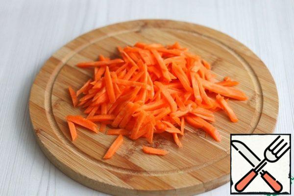 Then grate the carrots on a coarse grater.