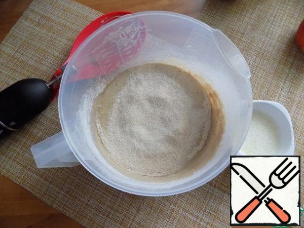 Spread in the mixture of spices, baking powder and sift the flour. With a whisk combine. The flour is mixed gradually. Add the melted butter.