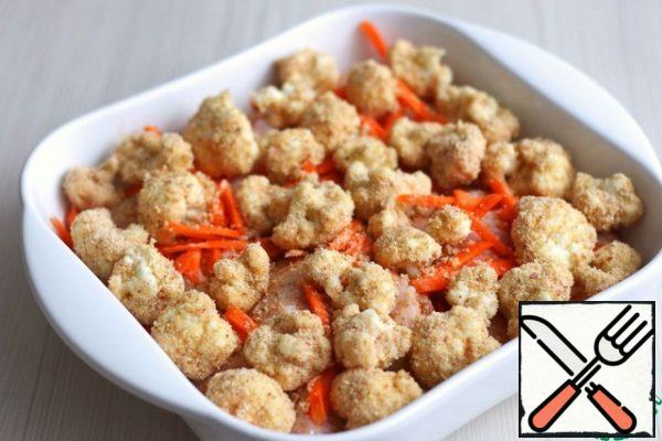 On top of the chicken wings put the grated carrots, then put the cauliflower prepared for baking in breaded. To send the form in a preheated t 180-190  an oven. 