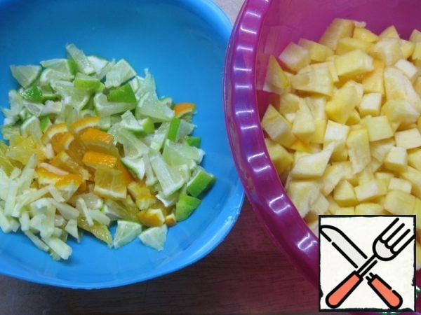 Zucchini peel and seeds and cut into medium-sized cubes, orange and lime wash well and cut together with the peel of a cube or small plates, ginger peel and cut into small strips. If you don't have lime, replace it with lemon.