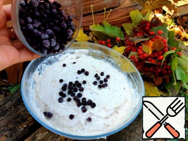 For the cottage cheese filling, mix the cottage cheese with semolina, add 200 grams of blueberry yogurt, powdered sugar to taste and one egg, beat everything with a blender for a smooth mass, then add a handful of frozen blueberries. Mix everything thoroughly.