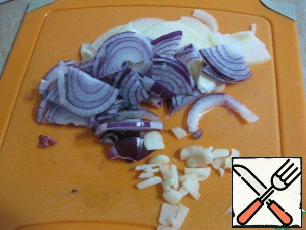 Onion cut into half rings, garlic small cube.