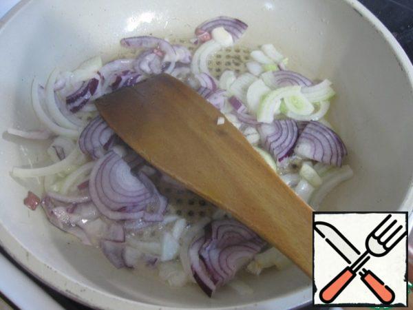 Heat the oil in a frying pan, put the onion and garlic, saute for 1-2 minutes.