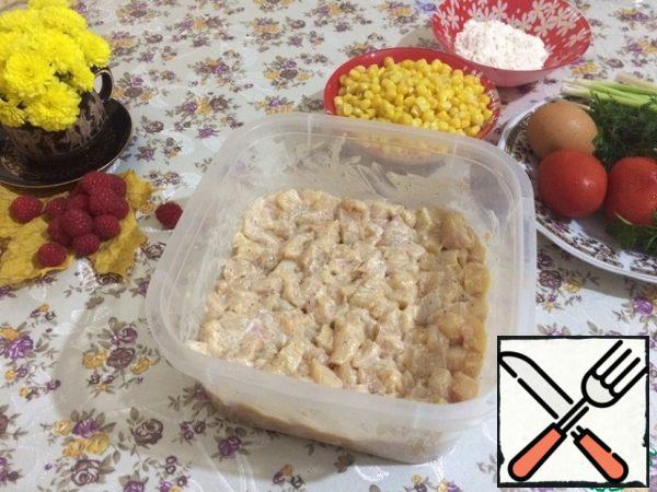 Pieces of chicken put in a deep bowl, add mayonnaise (if you do not eat mayonnaise, you can add store sour cream), salt, pepper, favorite seasoning. Mix well and leave to marinate for half an hour.