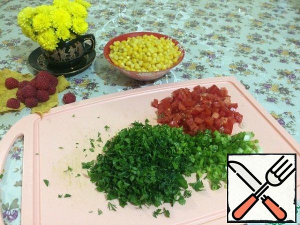 Chop the tomatoes (if small, it is better to take two), herbs (parsley, dill-half a bunch), green onions (it can also be replaced with onions).