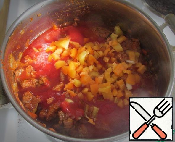 Add the cubes of sweet pepper, tomato pulp.