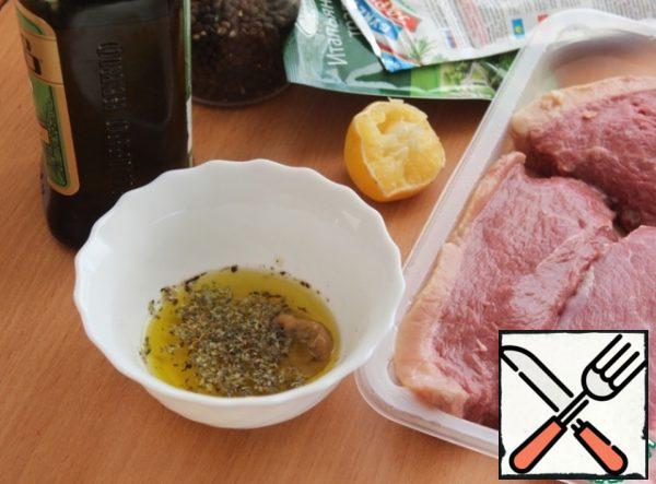 The main condition for the successful preparation of this dish is that it is prepared from large pieces of meat, and it is best when the meat is on the bone or with ribs. The marinade will bring its own flavor.
My meat, dry with a paper towel.
Prepare the marinade. There are no unnecessary movements, everything is simple, in a Cup mix olive oil, squeeze the juice of 1/2 lemon, add mustard, pepper to taste, salt 1-1. 5 tsp, coriander and favorite herbs, whether Caucasian, Italian or bouquet Garni. Mix everything.