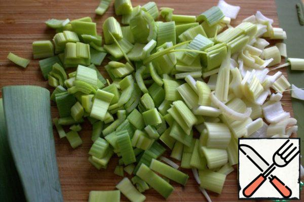 Cut the leek lengthwise, rinse, finely chop.
