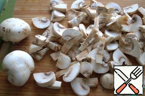 Wash the mushrooms, dry, slice.