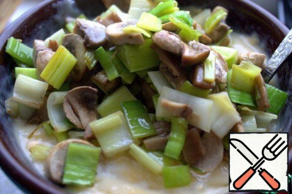 Transfer to the puree fried mushrooms with leeks.