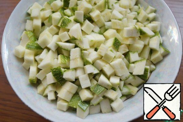 Wash the zucchini and cut into small cubes.