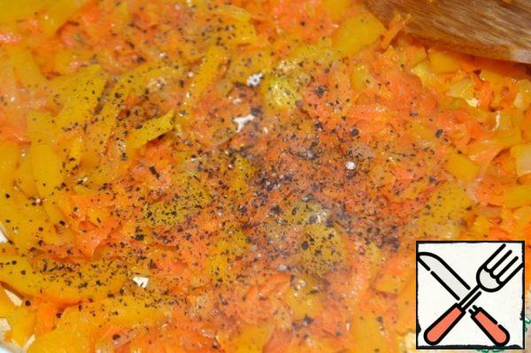 Add the bell pepper and fry for another 5 minutes. Turn off the heat, add black pepper and spices. Mix it.
