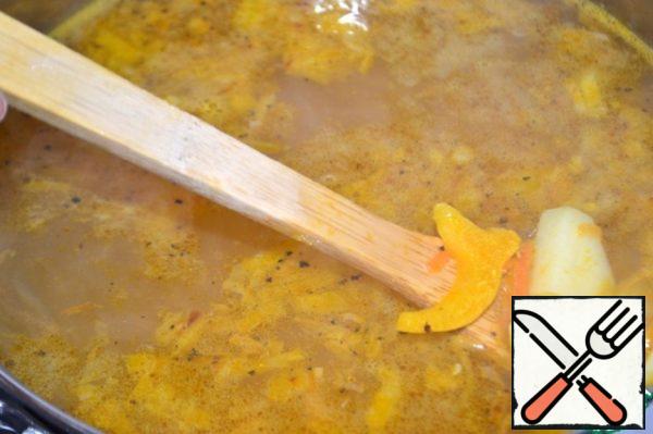 Put potatoes and fried vegetables in boiling broth (or water). Bring to a boil, reduce the heat and cook for 15 minutes.
