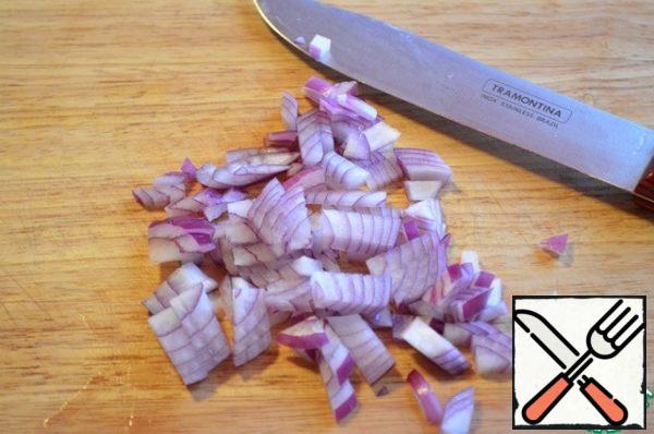 Peel the onion, cut into cubes.
