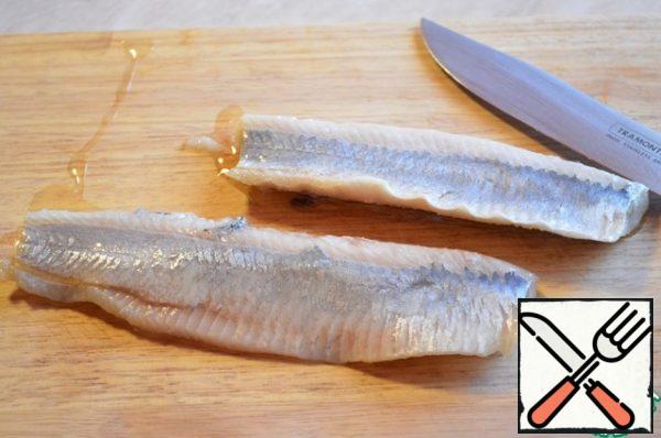 Cut the herring into cubes.
Put lemon, herring, onion on top of beets.
Garnish with lettuce leaves and olives. Drizzle with olive oil and mustard.