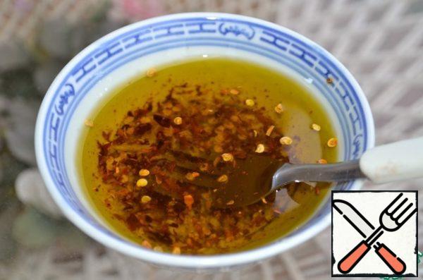 Mix olive oil with 1 clove of garlic, passed through a press, and chili flakes.
