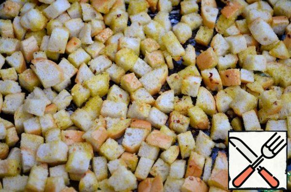 Pour the mixture onto the baguette cubes, mix well. Bake in the oven at 180C for 10 minutes to make the croutons crispy and golden.

