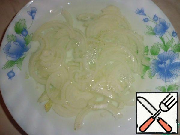Boil the potatoes in a uniform. Cut the onion into half rings and pour boiling water for a few minutes. Peel and boil the squid until cooked (in any way convenient for you).
