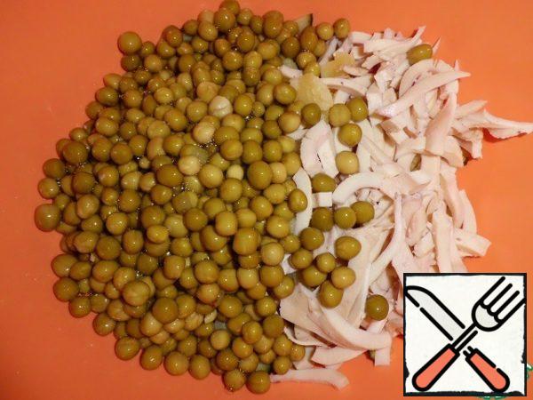 Cut the squid into thin strips and put all our ingredients in a container. Add green peas, greens. We fill it with mayonnaise and serve it to the table.
