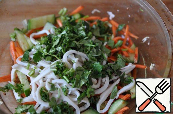 Squid clean, put in boiling water and boil for 1 minute. Fold the squid in a colander, allow to cool and cut into thin strips, put in a salad.