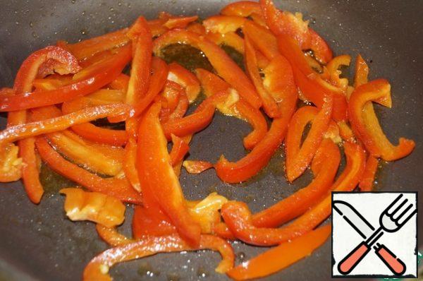 In a frying pan, heat the sunflower oil, put the garlic and fry it for a minute, remove the garlic. Bulgarian pepper cut into thin slices and fry in garlic oil.
