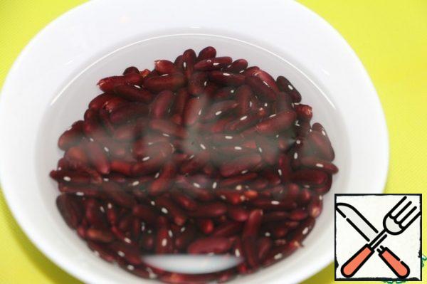 Beans soak in water for at least 4 hours, I soak overnight and put in the refrigerator so that the water does not sour. Or the water needs to be changed periodically. Boil the beans according to the instructions on the package, drain the water. Beans to cool.
