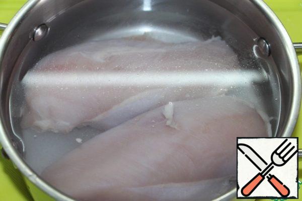 Do not prepare a lean additive in advance, for this chicken fillet immerse for 1 hour in a brine prepared from 1 liter of drinking water and 2 tablespoons of salt.