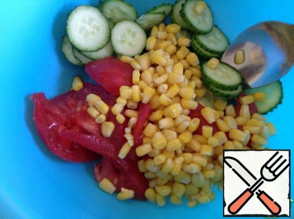 Cucumbers cut into slices, tomatoes polukoltsami. Spread the corn, pre-draining excess liquid.